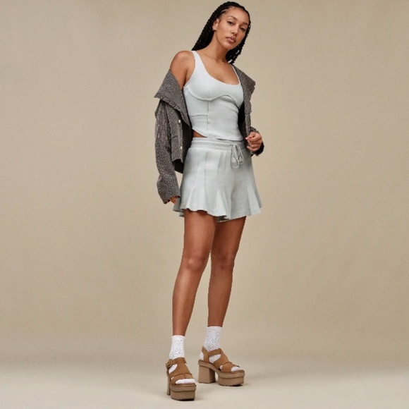 UGG sz 10 New Heights platform t strap sandals - Picture 2 of 4